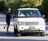 Matthew McConaughey fait du long board, accroché à la voiture, conduite par sa femme 