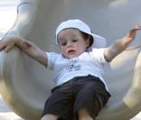 Cruz Beckham, 4 ans, s'éclate dans un parc de Beverly Hills le 7 mai 2009