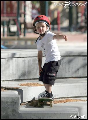 Cruz Beckham, 4 ans, s'éclate dans un parc de Beverly Hills le 7 mai 2009