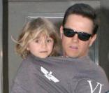 Mark Wahlberg est-il devenu... l'homme à deux têtes ? mais non, c'est sa craquante Ella !