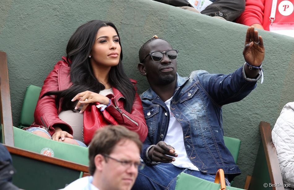 Mamadou Sakho et sa femme Majda (enceinte) dans les tribunes du tournoi de tennis de Roland Garros Ã  Paris le 31 mai 2015.