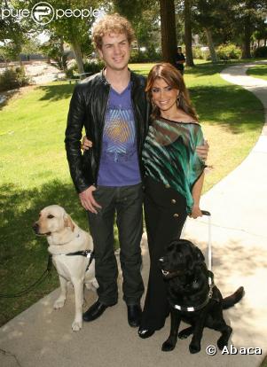 Paula Abdul, jurée d' American Idol , et l'ancien participant Scott MacIntyre, réunis à l'occasion d'une journée en faveur des chiens-guides d'aveugles
