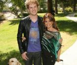 Paula Abdul a fait don d'un chien d'aveugles au jeune participant d' American Idol  Scott McIntyre, dans le cadre du lancement du mois des chiens-guides d'aveugles 