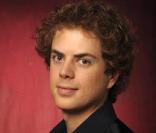 Scott McIntyre, ex-candidat d' American Idol , interprète  No Fear 