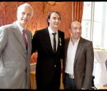 Cyril Lignac a été fait Chevalier de l'ordre du Mérite Agricole par Michel Barnier, hier (ici avec Jacques Pourcel) 