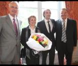 Cyril Lignac a été fait Chevalier de l'ordre du Mérite Agricole par Michel Barnier, hier (ici avec ses parents) 