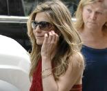 ... Pendant ce temps, Jennifer Aniston est à New York. Elle travaille dur.  