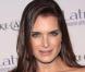 Brooke Shields sort le grand jeu moulée dans du latex avec un bel apollon... Whaou !