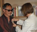 Johnnie To et Christine Albanel lors de la cérémonie durant laquelle le cinéaste Johnnie To a reçu par la ministre de la culture la médaille d'Officier dans l'Ordre national des Arts et des Lettres le 18 mai 2009 à Cannes 