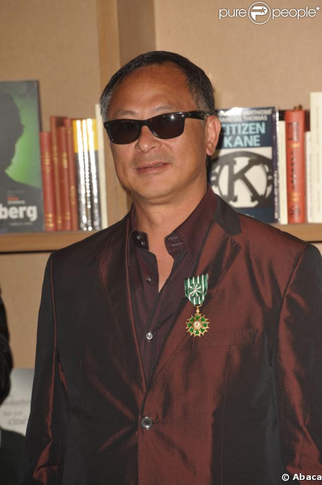 Johnnie To lors de la cérémonie durant laquelle le cinéaste a reçu par la ministre de la culture la médaille d'Officier dans l'Ordre national des Arts et des Lettres le 18 mai 2009 à Cannes 