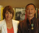 Johnnie To et Christine Albanel lors de la cérémonie durant laquelle le cinéaste a reçu par la ministre de la culture la médaille d'Officier dans l'Ordre national des Arts et des Lettres le 18 mai 2009 à Cannes 