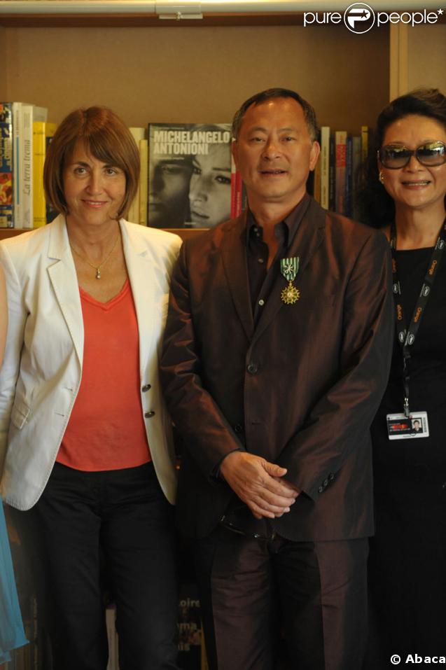 Johnnie To et Christine Albanel lors de la cérémonie durant laquelle le cinéaste a reçu par la ministre de la culture la médaille d'Officier dans l'Ordre national des Arts et des Lettres le 18 mai 2009 à Cannes 