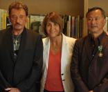 Johnny Hallyday, Christine Albanel et Johnnie To lors de la cérémonie durant laquelle le cinéaste a reçu par la ministre de la culture la médaille d'Officier dans l'Ordre national des Arts et des Lettres le 18 mai 2009 à Cannes 