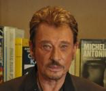 Johnny Hallyday lors de la cérémonie durant laquelle le cinéaste Johnnie To a reçu par la ministre de la culture la médaille d'Officier dans l'Ordre national des Arts et des Lettres le 18 mai 2009 à Cannes 
