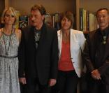Johnny et Laetitia Hallyday, Christine Albanel et Johnnie To lors de la cérémonie durant laquelle le cinéaste a reçu par la ministre de la culture la médaille d'Officier dans l'Ordre national des Arts et des Lettres le 18 mai 2009 à Cannes 