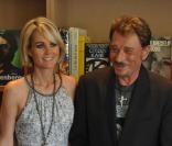 Johnny Hallyday et Laetitia Hallyday lors de la cérémonie durant laquelle le cinéaste Johnnie To a reçu par la ministre de la culture la médaille d'Officier dans l'Ordre national des Arts et des Lettres le 18 mai 2009 à Cannes 