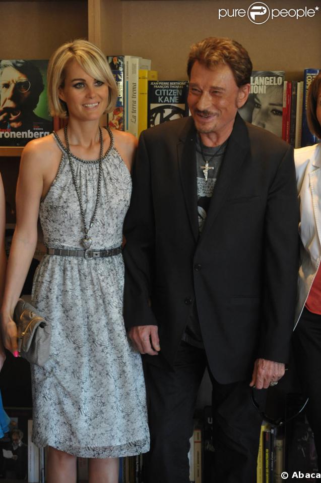 Johnny Hallyday et Laetitia Hallyday lors de la cérémonie durant laquelle le cinéaste Johnnie To a reçu par la ministre de la culture la médaille d'Officier dans l'Ordre national des Arts et des Lettres le 18 mai 2009 à Cannes 