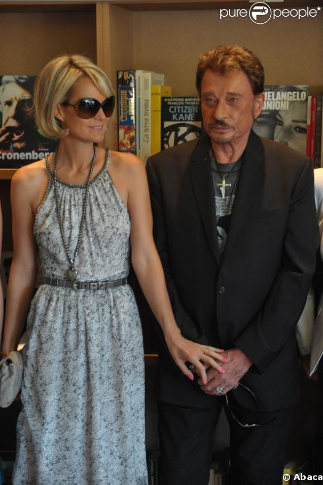 Johnny Hallyday et Laetitia lors de la cérémonie durant laquelle le cinéaste Johnnie To a reçu par la ministre de la culture la médaille d'Officier dans l'Ordre national des Arts et des Lettres le 18 mai 2009 à Cannes 