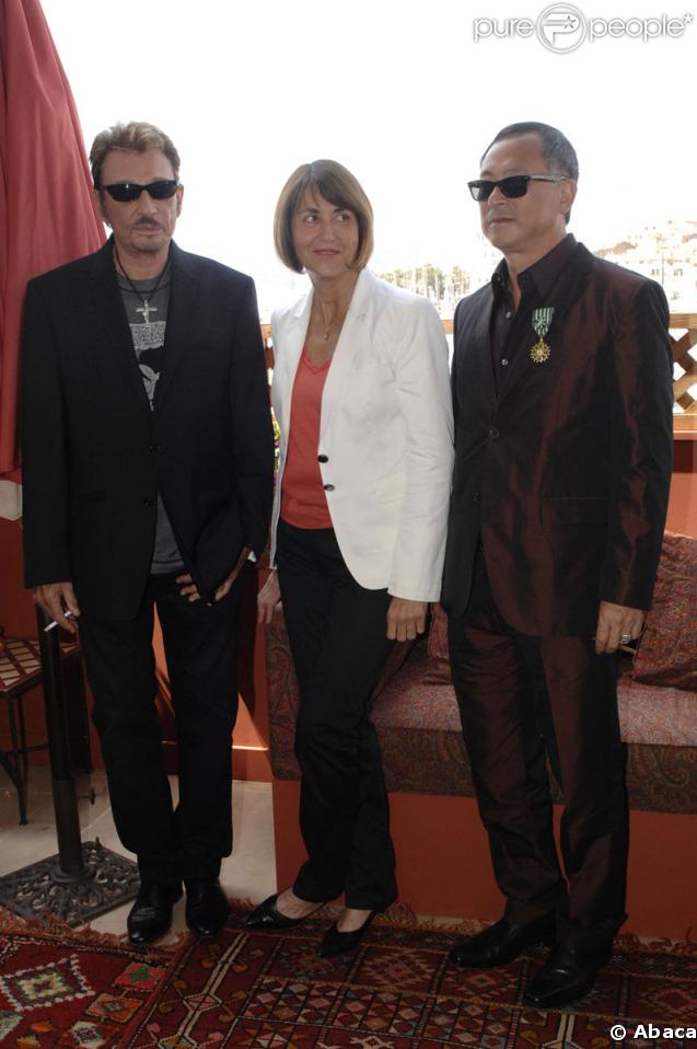 Johnny Hallyday, Christine Abanel et Johnnie To lors de la cérémonie durant laquelle le cinéaste Johnnie To a reçu par la ministre de la culture la médaille d'Officier dans l'Ordre national des Arts et des Lettres le 18 mai 2009 à Cannes 