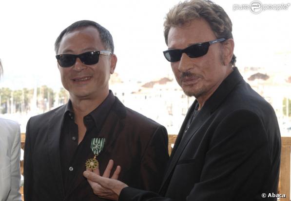 Johnnie To et Johnny Hallyday lors de la cérémonie durant laquelle le cinéaste a reçu par la ministre de la culture la médaille d'Officier dans l'Ordre national des Arts et des Lettres le 18 mai 2009 à Cannes 