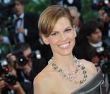 Hilary Swank monte les marches du Palais des Festivals