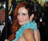 Phoebe Price monte les marches du Palais des Festivals