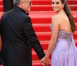 Pedro Almodovar et Penélope Cruz lors de la montée des marches du Festival de Cannes le 19 mai 2009 pour la présentation des Etreintes brisées