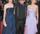 Blanca Portillo, Pedro Almodovar et Penélope Cruz lors de la montée des marches du Festival de Cannes le 19 mai 2009 pour la présentation des Etreintes brisées