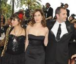 L'équipe du film : Vincent Rottiers, Brice Fournier, Soko, Emmanuelle Devos et Xavier Giannoli, jeudi 21 mai pour la montée des marches du film A l'Origine à Cannes