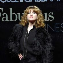 Cécile Cassel, son short brillant et son manteau à plumes à la soirée Dolce &amp; Gabbana