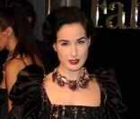 Dita Von Teese, bien décidée à faire la fête à la soirée Dolce & Gabbana