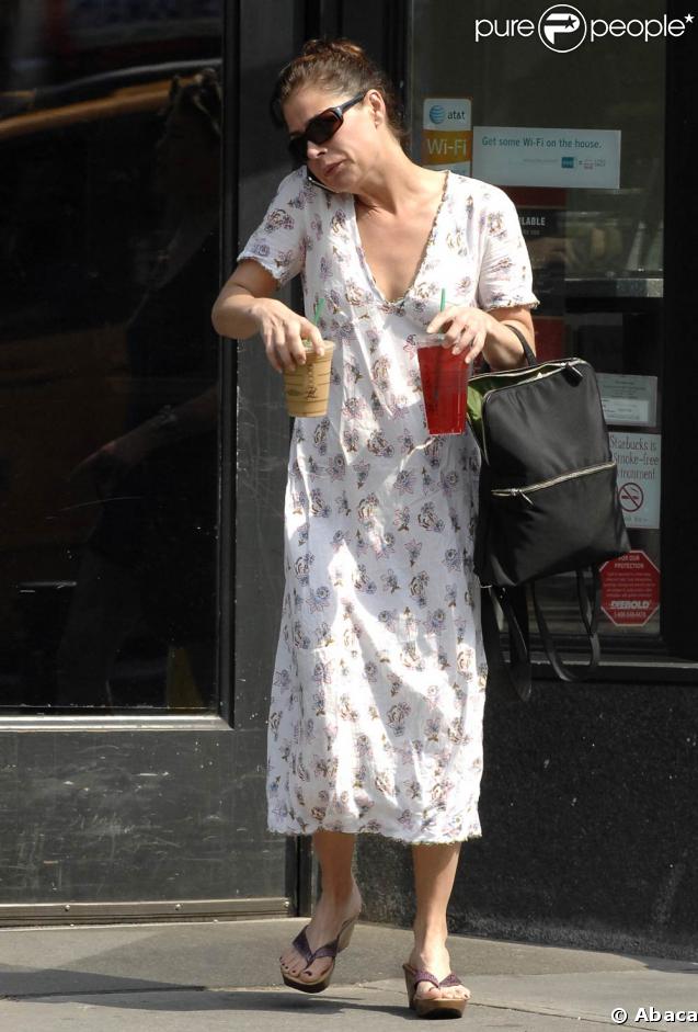 Maura Tierney fait une pose au Strabucks Coffee dans le West Village à New-York le 23 mai 2009