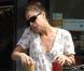 Quand Maura Tierney d'Urgences, sort du Starbucks il lui faut quatre mains... supplémentaires !