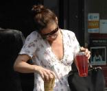 Maura Tierney fait une pose au Strabucks Coffee dans le West Village à New-York le 23 mai 2009