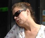 Maura Tierney fait une pose au Strabucks Coffee dans le West Village à New-York le 23 mai 2009