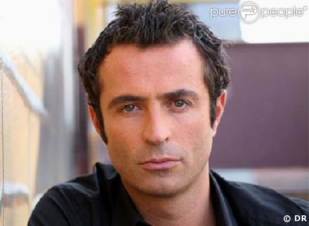 Avec ses faux airs de Julian McMahon de Nip/tuck, ce beau brun est devenu le visage de l'information de Canal +. Et une chose est sûre, ce papillon nous fait... beaucoup d'effet ! 