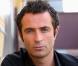 Avec ses faux airs de Julian McMahon de Nip/tuck, ce beau brun est devenu le visage de l'information de Canal +. Et une chose est sûre, ce papillon nous fait... beaucoup d'effet ! 