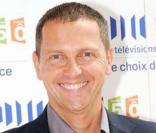 Thomas Hugues éclaire France 5 et ses médias de son sourire. Avec ce sosie de Ken, on n'aurait rien contre un petit 5 à 7... euh  sept à huit  ! 