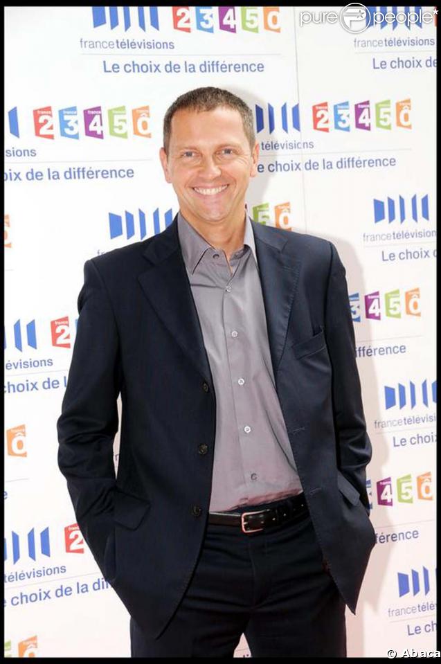 Thomas Hugues éclaire France 5 et ses médias de son sourire. Avec ce sosie de Ken, on n'aurait rien contre un petit 5 à 7... euh  sept à huit  ! 