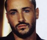 Romeo Sarfati est une vraie bombe ! Avec ses yeux bleus et son teint mat, il marque un zéro défaut.  Sous le soleil  on rêverait de fonder avec lui... une  Famille Formidable  ! 