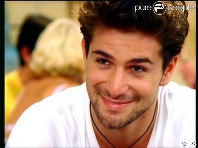 Gregory Fitoussi : Un sourire charmeur, des yeux mystérieux et une chevelure de rêve... Ce beau gosse peut nous emmener avec lui  Sous le Soleil  ! 