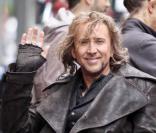 Nicolas Cage mangeant une immense pizza lors du tournage de L'Apprenti-Sorcier le 26 mai 2009 à New York