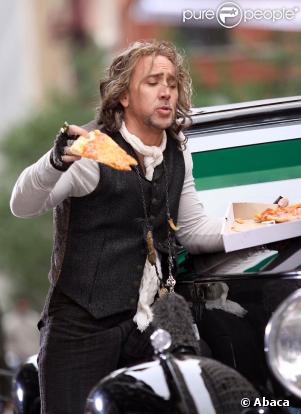 Nicolas Cage mangeant une immense pizza lors du tournage de L'Apprenti-Sorcier le 26 mai 2009 à New York