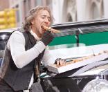 Nicolas Cage mangeant une immense pizza lors du tournage de L'Apprenti-Sorcier le 26 mai 2009 à New York