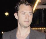 Jude Law se promène dans les rues de Londres