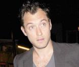 Jude Law se promène dans les rues de Londres