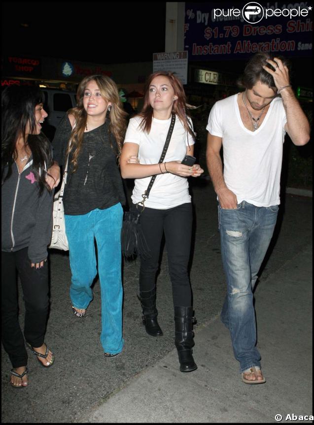 Mandy Jiroux, Miley Cyrus, sa demi-soeur Brandi et Justin Gaston
