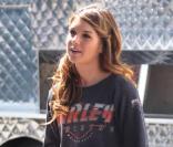 Shenae Grimes durant une pause-déjeuner sur le tournage de 90210 en mars 2009 
