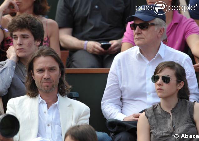 Stanislas et André Dussolier (avec sa casquette), étaient très concentrés à Roland Garros, hier