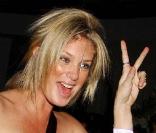 Rachel Hunter fait le V de la Victoire... le mariage arrive !